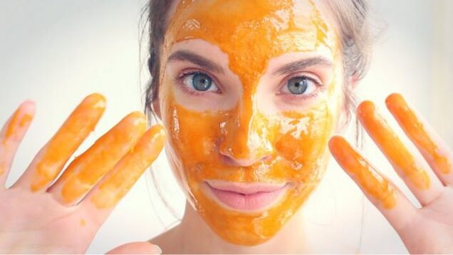 A mask based on honey rejuvenates and nourishes the skin of the face