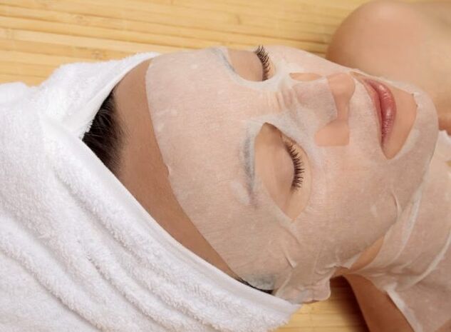 A rejuvenating compress will give the skin the moisture it needs