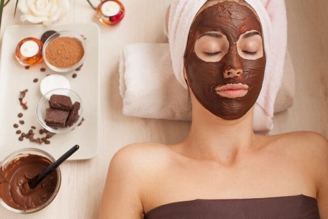 Face mask with dark chocolate for soft and velvety skin